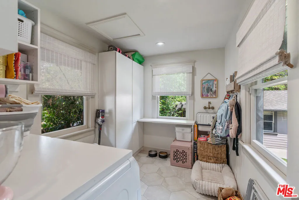 676 S Bronson Avenue, Los Angeles, California 90005 home-pic-33